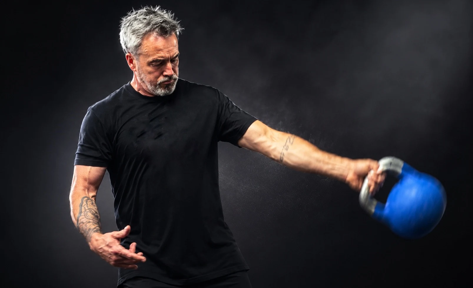 Carlos Andrade practicando con una kettlebell